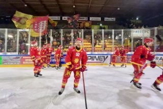 Les joueurs du HC Sierre fêtent leur qualification avec les supporters du virage est