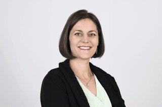 Emmanuelle Kerwien-Jacquier est au bénéfice d’un Bachelor of Science en soins infirmiers, d’un Master of Science en soins infirmiers et d’un Certificate of Advanced Studies (CAS) en enseignement supérieur de l’Université de Berne. Elle effectue actuellement un doctorat en sociologie auprès de l’Université de Genève.