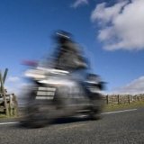 5732574-floues-les-exces-de-vitesse-moto-sur-la-route-de-montagne-dartmoor-devon-angleterre