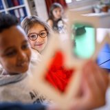 Equipés de gélatines de couleur, les élèves ont transformé une photo noir-blanc en couleur.