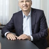 Médecins Sans Frontières (MSF) appelle le groupe pharmaceutique bâlois Roche dirigé par Severin Schwan à baisser les prix du tocilizumab après son homologation contre le coronavirus par l'Organisation mondiale de la santé (OMS) à Genève (archives)...