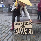 Cette semaine devant le parlement suédois, Greta Thunberg milite pour la grève du climat le vendredi à l'école.