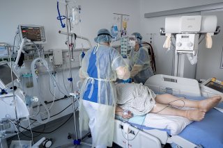 Les patients Covid-19 occupent 19,70% des places disponibles en soins intensifs, dont le taux d'occupation est de 74,10%.