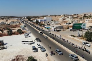 Debout côte à côte, alignés à perte de vue le long d'une autoroute, hommes et femmes se sont mobilisés dans la province d'Idleb en Syrie pour réclamer la prolongation d'un mécanisme d'aide transfrontalier géré par l'ONU.
