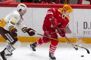 Damien Riat, à gauche avec le maillot servettien, sera coéquipier de Ronalds Kenins à Lausanne