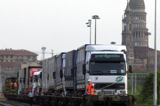 Un convoi de "chaussée roulante" en gare de Novare, dans le Piémont (archives).