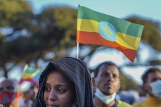 Une femme pleure lors d'une manifestation à Addis Abeba marquant la première année de guerre au Tigré.