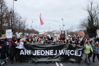 "Pas une de plus !", ont scandé les milliers de manifestants à Varsovie qui se sont réunis devant le siège du Tribunal avant de se rendre devant le ministère de la Santé.