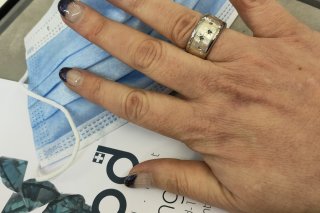 Les diamants fabriqués sont teintés de bleu, une couleur obtenue à partir des masques chirurgicaux