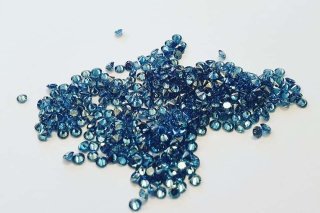 Les diamants fabriqués sont teintés de bleu, une couleur obtenue à partir des masques chirurgicaux
