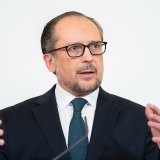 "Je veux amener les non vaccinés à se faire vacciner et non enfermer les vaccinés", a déclaré Alexander Schallenberg, balayant les accusations de discrimination ou d'atteinte aux droits fondamentaux.