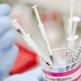 L'OFSP recommande l'administration d'une 3e dose en priorité à trois catégories de personnes: les plus de 65 ans, les résidents des EMS et le personnel travaillant avec les aînés, et les personnes particulièrement vulnérables et souffrant de malad...