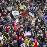 A Lausanne et à Zurich (ici en photo), les opposants à la loi Covid se sont rassemblés samedi après-midi pour une dernière grande manifestation avant le scrutin du 28 novembre.