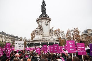 De nombreuses pancartes sur fond violet, la couleur de cette mobilisation, délivraient des messages comme "ras le viol", ou "65% des victimes de féminicides avaient pris contact avec la police".
