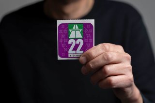 La vignette autoroutière 2022 se pare de violet. Les automobilistes ont jusqu'au 31 janvier pour la coller. La version électronique est prévue pour 2023 seulement.