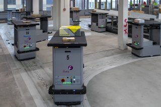 Des chariots robotisés font aussi l'objet d'une évaluation dans le centre de tri des colis de La Poste à Bâle.