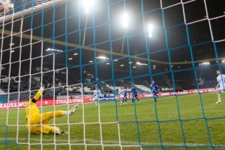 Miroslav Stevanovic ouvre le score sur penalty.