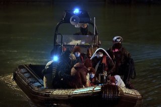 Un groupe de migrants est escorté par des gardes-frontières vers le port de Douvres en Grande-Bretagne après qu'un incident à leur petite embarcation alors qu'ils tentaient de traverser la Manche, une traversée entreprise par un nombre record de m...