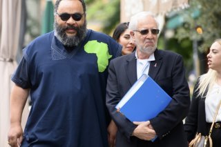 L'humoriste Dieudonné, défendu par l'avocat Pascal Junod, voit sa condamnation à une peine pécuniaire de 180 jours amende à 170 francs le jour pour discrimination raciale, injure et diffamation confirmée par la Chambre pénale d'appel et de révisio...