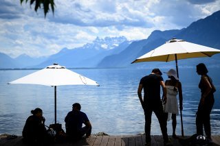 Les parasols sont recherchés au bord du lac Léman.