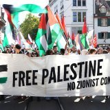 Environ 300 personnes se sont rassemblées dimanche vers 15 heures à proximité de la gare CFF. Sur les banderoles, on pouvait lire "Free Palestine - No Zionist Congress".