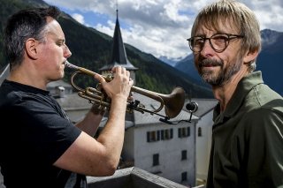 Beat Jaggy au carillon de l'église de St-Luc (VS) et Yannick Barman à la trompette se sont retrouvés samedi pour une répétition quelques jours avant le début de la 10e édition du Festival Jazz sous les étoiles.