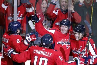 Brett Connolly (10, ici sous le maillot de Washington) évoluera à Lugano cette saison