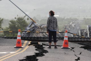 La plus puissante secousse s'est produite dimanche après-midi, détruisant des routes ainsi que des habitations.