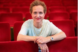 Barbara Frey, la première directrice du Schauspielhaus à Zurich, va recevoir l'Anneau Reinhart vendredi au Théâtre de Carouge à Genève, des mains d'Alain Berset.