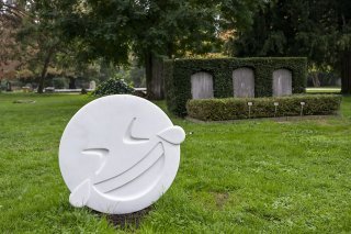 Vincent Du Bois et Frédéric Beigbeder ont conçu cette stèle en souvenir de l'émoji défunt MDR (mort de rire).