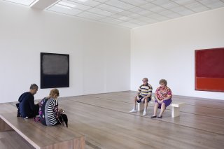 Deux visiteurs de l'exposition marquant le 25e anniversaire de la Fondation Beyeler, à Riehen (BS), face à la sculpture hyperréaliste "Old couple on a bench" ("Vieux couple sur un banc") de Duane Hanson, dans la salle consacrée aux oeuvres de Mark...