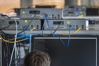 Le secteur suisse des TIC recrute ses spécialistes essentiellement à la sortie des hautes écoles, négligeant la main d'oeuvre étrangère et celle issue d'autres filières. (archives)