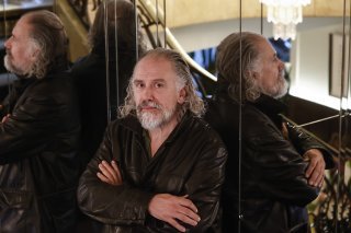 L'écrivain français Simon Liberati pose au restaurant Drouant à Paris jeudi après avoir remporté le Renaudot pour son livre "Performance".