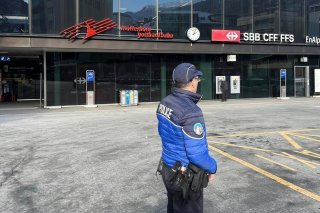 Police cantonale devant la gare de Viège