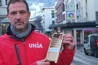 Serge Aymon, responsable du secteur construction Unia Valais, tenant la fameuse Râpe d'or.