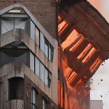 Un immeuble était en feu à Sydney jeudi et se propageait à d'autres immeubles malgré les efforts des pompiers.