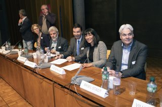 Philippe Varone, président de la ville de Sion (au centre) lors de la signature du Pacte de Milan.