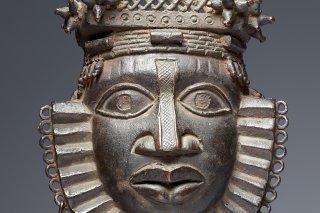 Ce masque a été pillé par l'armée coloniale britannique en 1897 dans le palais royal à Benin City. Il est actuellement conservé au Musée Rietberg à Zurich.