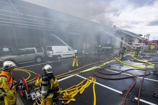 Une dizaine de lances ont été nécessaires pour contenir l'incendie qui a ravagé dimanche après-midi un entrepôt à Vernier (GE).