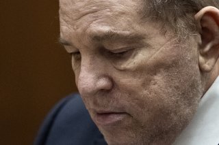 Harvey Weinstein purge actuellement une peine de 23 d'emprisonnement après sa condamnation à New York en 2020, dont il a fait appel (archives).