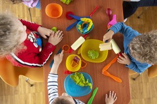 A Genève, la Liste d'Union populaire lance une initiative pour rendre les places de crèche gratuites et obliger les communes à en créer pour répondre à la demande. Elles seraient financées par une hausse de la contribution patronale de 0,07% à 0,5...