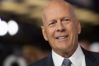 Âgé de 67 ans, Bruce Willis souffrait initialement d'aphasie, un trouble du langage causé par des lésions cérébrales. Mais depuis l'an dernier, "sa maladie a progressé et nous avons maintenant un diagnostic plus précis: la démence fronto-temporale...
