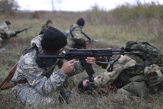 Ceux qui ont vécu la Guerre froide ont une autre approche de la Russie, donne comme explication le directeur de Sotomo Michael Hermann (photo d'illustration de recrues russes à l'entraînement).