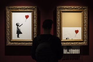 Des copies de "Girl with balloon" (La fille au ballon) et de "Love is in the bin" (L'amour est dans la poubelle) de l'artiste de rue Banksy sont présentées à Zurich dans le cadre de l'exposition "The Mystery of Banksy - A Genius Mind".