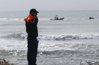 Les équipes de secours, à l'image de ce garde-côte près de Crotone, ont recherché par mer et par air les dizaines de personnes que l'on croit toujours portées disparues à la suite d'un naufrage au large de la côte sud de l'Italie.