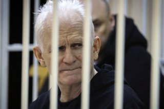 Le militant, âgé de 60 ans, a fondé et animé pendant des années Viasna, le principal groupe de défense des droits humains dans ce régime autoritaire dirigé depuis 1994 par l'indéboulonnable Loukachenko.