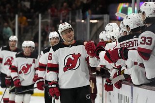 Timo Meier félicité par ses nouveaux coéquipiers après son premier but avec les Devils.