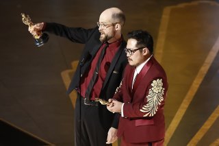 Daniel Scheinert and Daniel Kwan, surnommé "The Daniels", ont remercié leurs mères et les artistes ayant travaillé sur "Everything Everywhere All at Once".