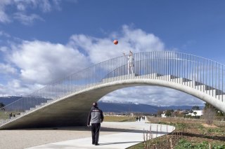 Avec le pont "Beautiful Bridge" du duo d'artistes Lang/Baumann à Bernex (GE) s'achève le projet d'art public art&tram qui se déploie le long de la ligne 14.