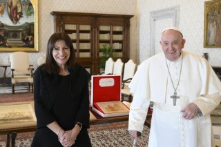 Anne Hidalgo a offert une représentation de Notre-Dame de Paris au souverain pontif.